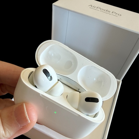 Apple Air Pods Pro - Picture 2 of 10